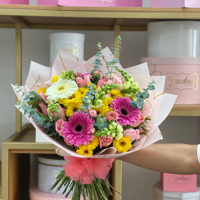 Bouquet mixto, rosas, gerbera perritos y follajes