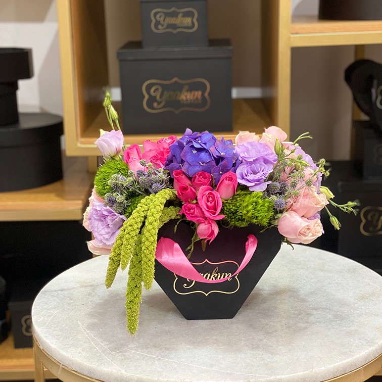 Caja abanico negro con 40 rosas, hortensias, green cola de zorra y whastflow