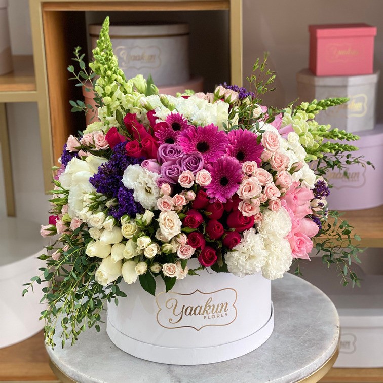 Caja blanca circular con flores finas & gerberas