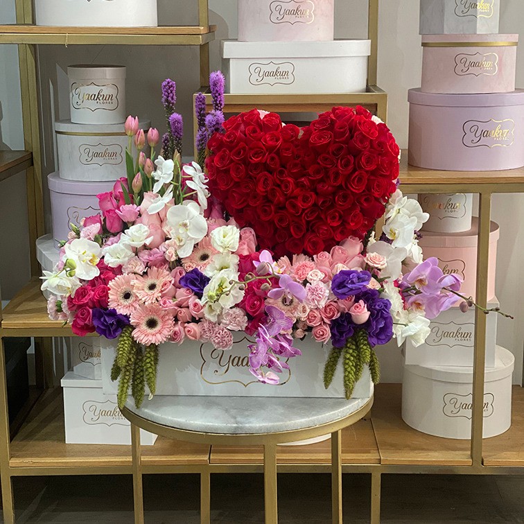 Caja blanca con 100 rosas en forma de corazón y flores finas mi corazón es tuyo