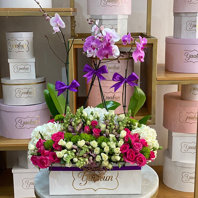 Caja blanca con rosas fucsias,baby rose y orquídeas