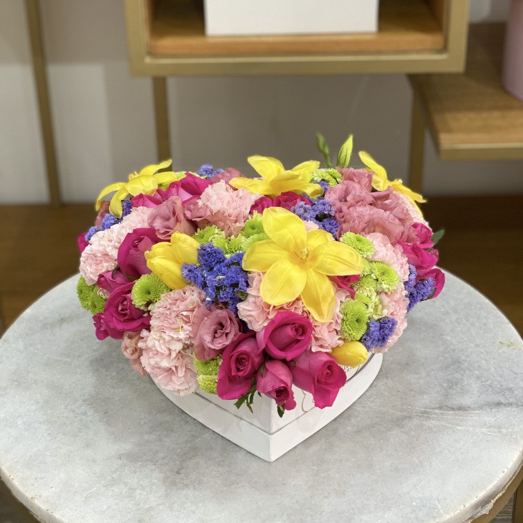Caja blanca corazon con 25 rosas y tulipanes amarillos
