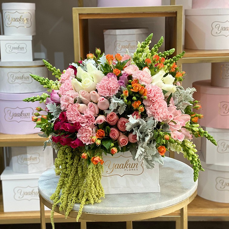 Caja blanca cuadrada armonía rosa y naranja