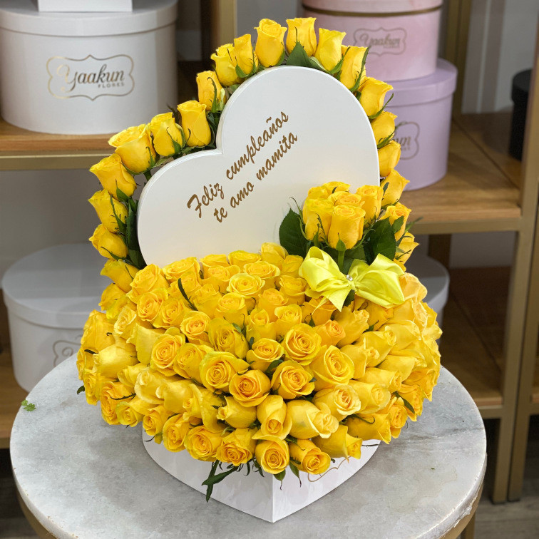 CAJA BLANCA DE CORAZÓN C/T CON 130 ROSAS AMARILLAS