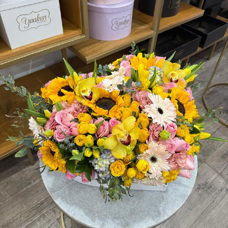 CAJA BLANCA DE CORAZÓN FLORES FINAS AMARILLO & ROSA