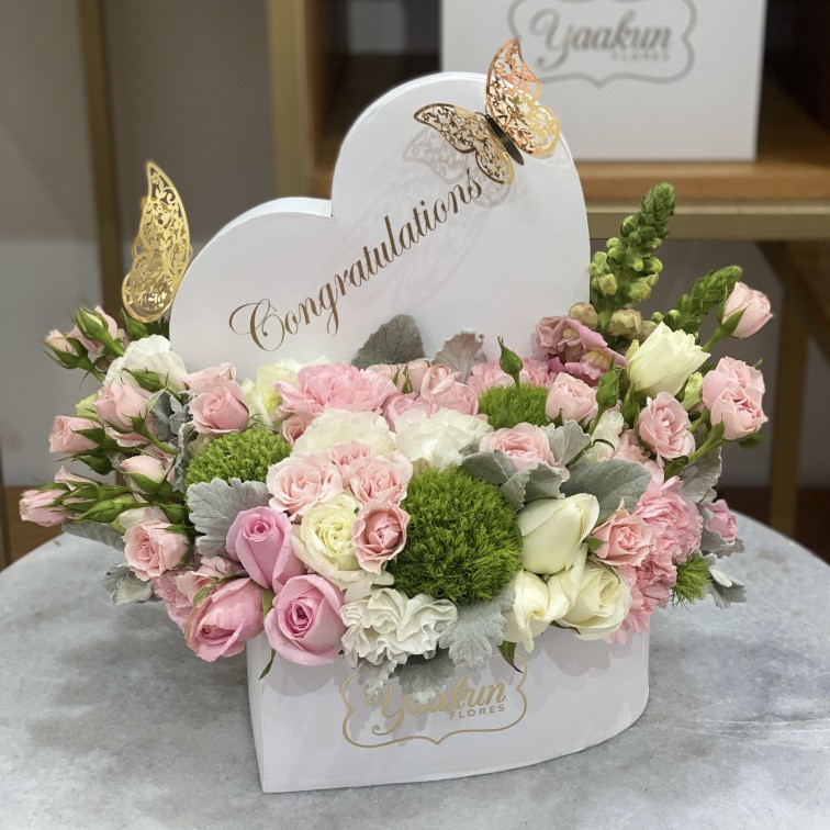 Caja blanca de corazon tonos rositas