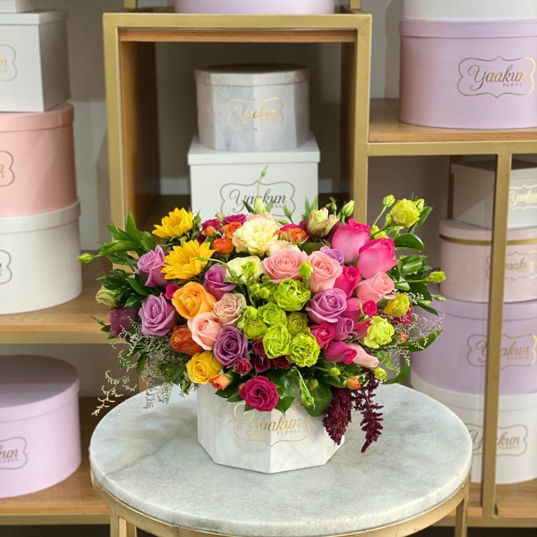 Caja blanca octagonal con flores surtidas y follajes