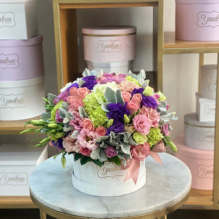 Caja circular blanca chica con 50 rosas hermosas, lisiathus, hortensia verde y blanca con miller