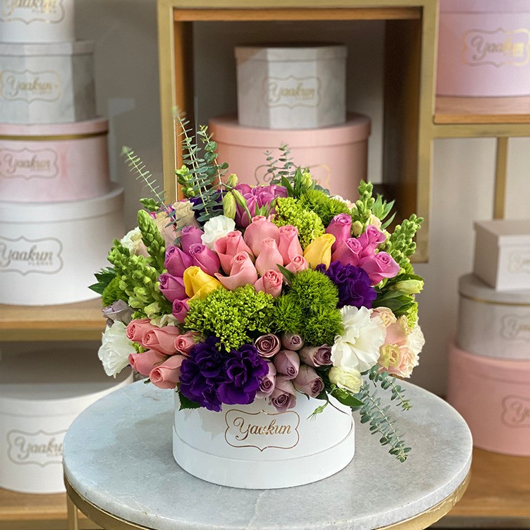 Caja circular blanca chica con rosas nude & hortensias