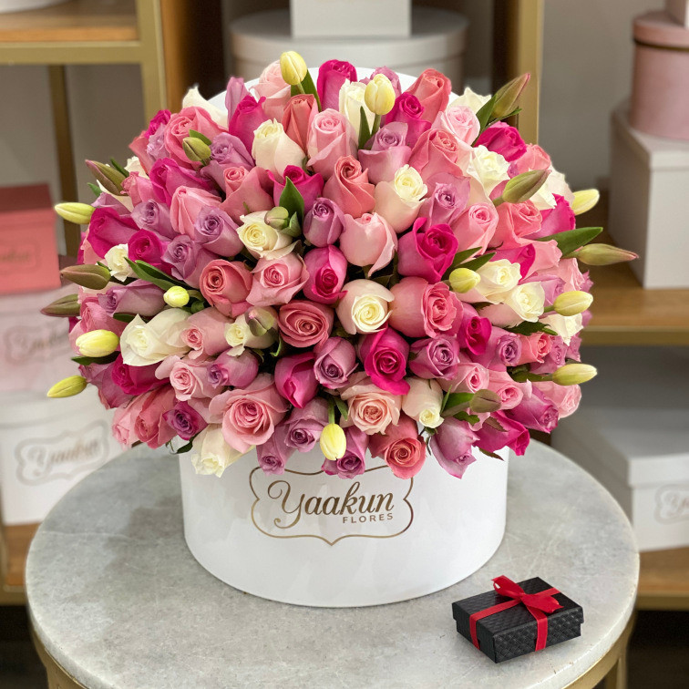Caja circular blanca con 150 rosas en tonos pastel y 20 tulipanes