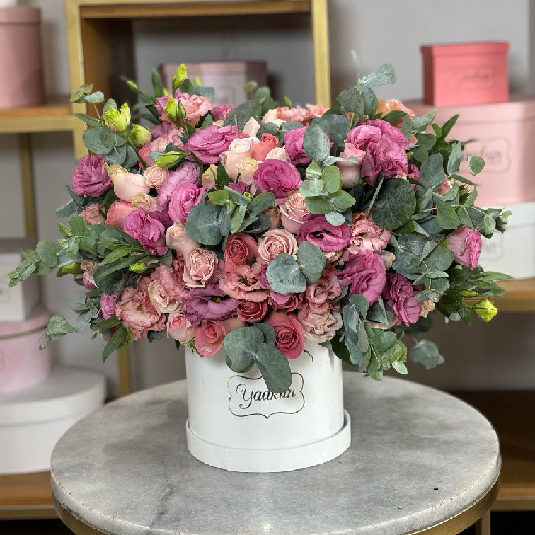 Caja circular blanca con 150 rosas, lisianthus y dólar