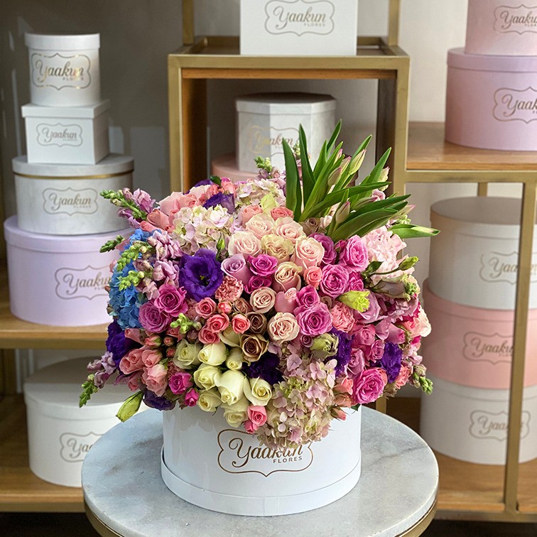 Caja circular blanca con 200 rosas, hortensias, tulipanes y lisianthus