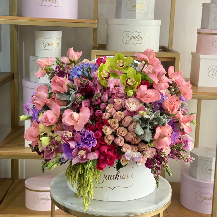 Caja circular blanca con 200 rosas, orquideas y, lisianthus y flores finas
