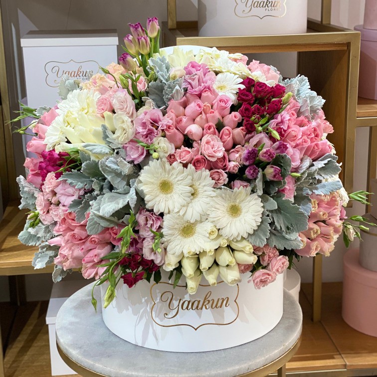 Caja circular blanca con 200  rosas, tulipanes gerbera y lisianthus