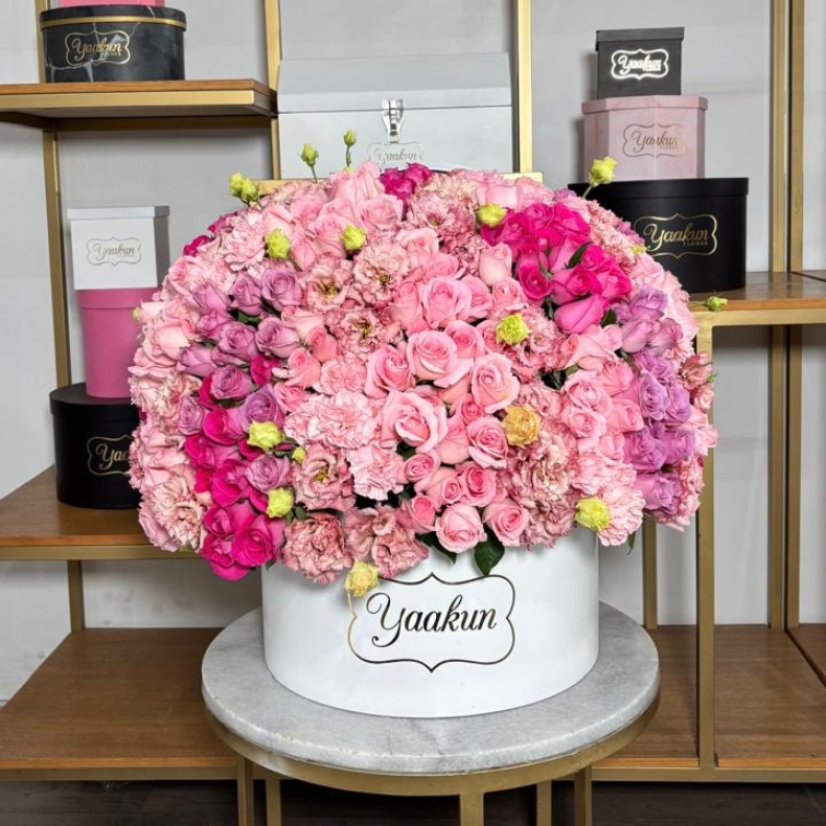 Caja circular blanca con 300 rosas lila, fucsia y rositas con lisianthus