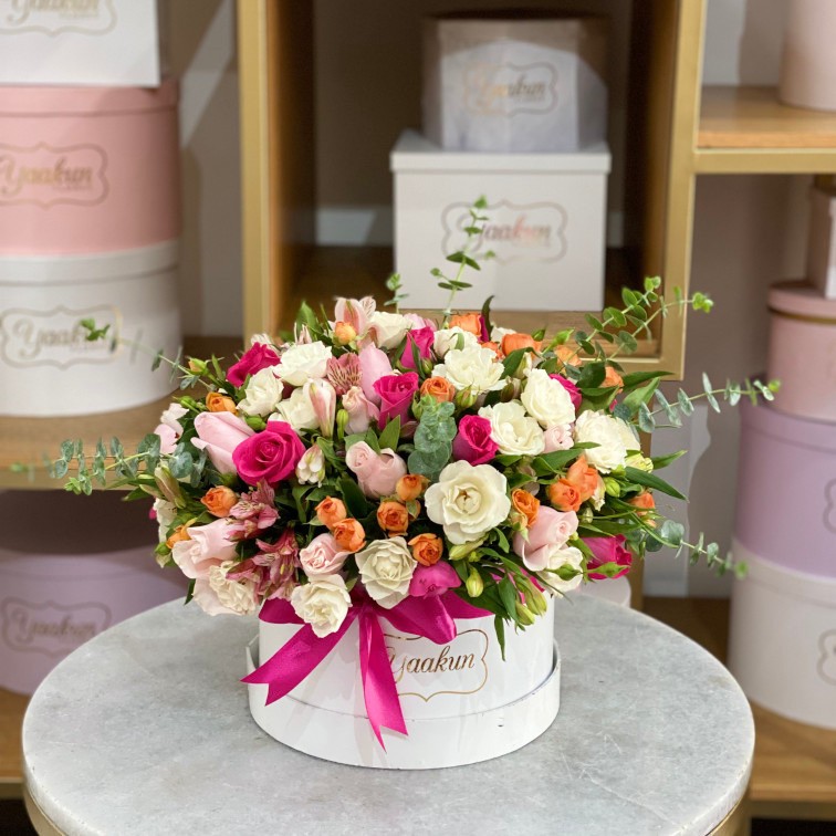 Caja circular blanca con 36 rosas, baby rose, dólar y alstro