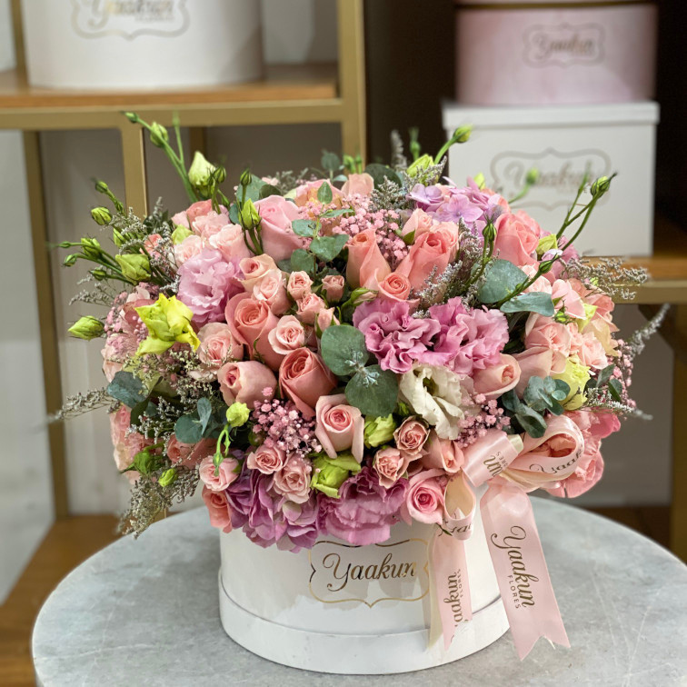 Caja circular blanca con 50 rosas, baby rose, lisianthus, hortencias gypso en tonos rosas