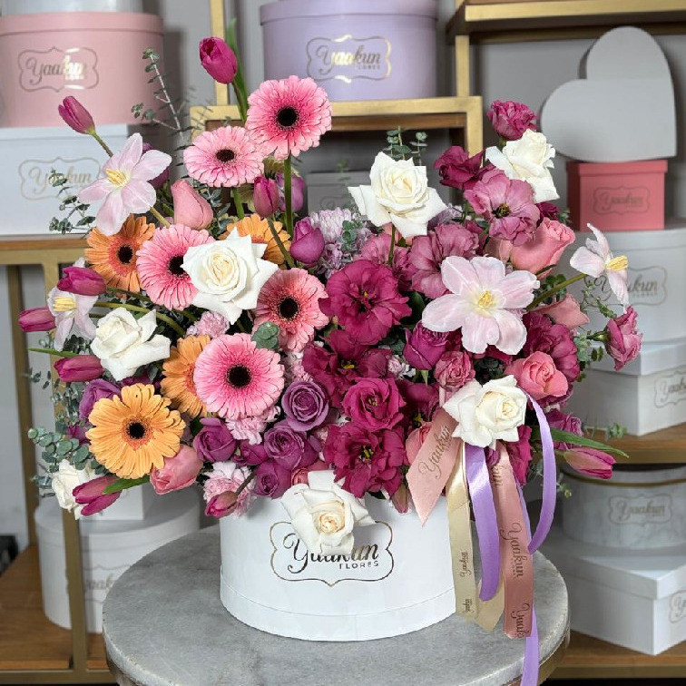 Caja circular blanca con 75 rosas tonos vino, rosa y blanco