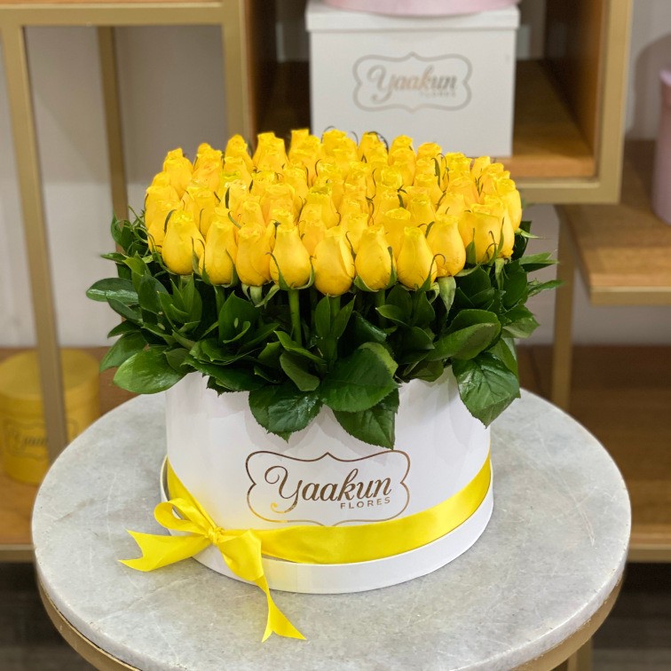 Caja circular blanca con 85 rosas amarillas altas