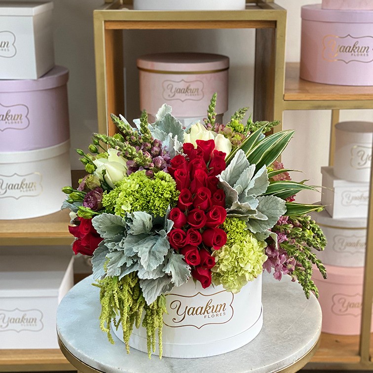 Caja circular blanca con rosa roja, huarneque, perritos y hortensias