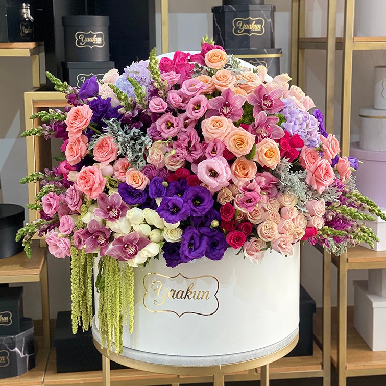 Caja circular blanca grande media esfera flores y follajes finos en tonos rosas y morados