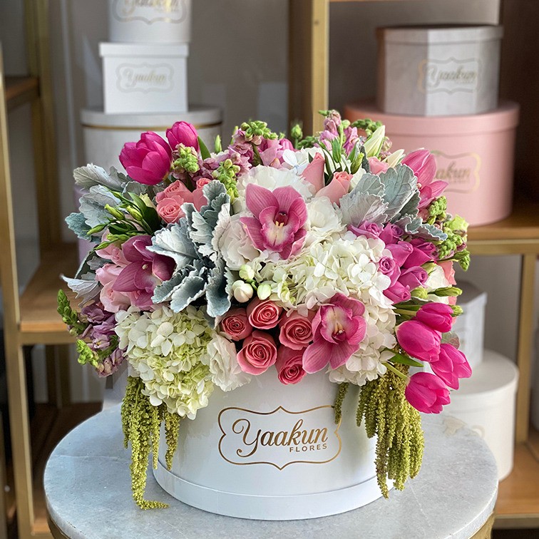 Caja circular blanca rosas, tulipanes y hortensias sendero de amor