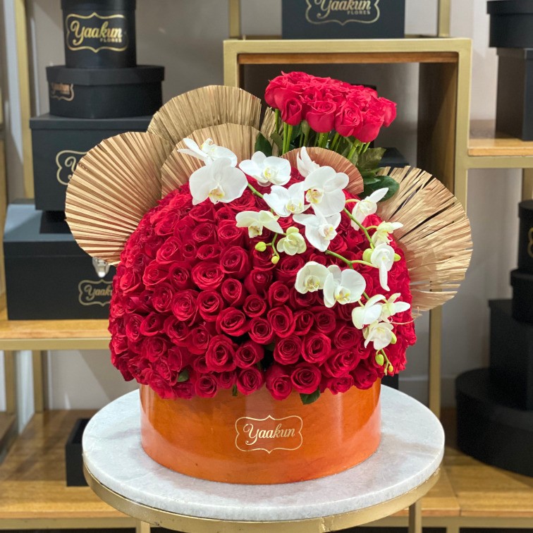 Caja circular caoba con 200 rosas rojas abanicos & orquideas