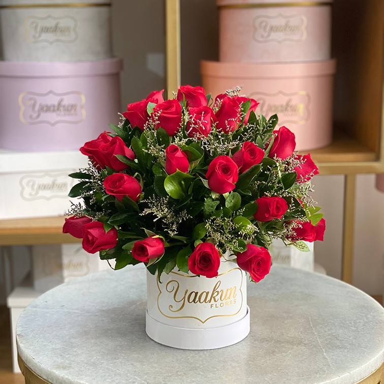 Caja circular chica blanca esfera de 40 rosas rojas con ruscus y limonium
