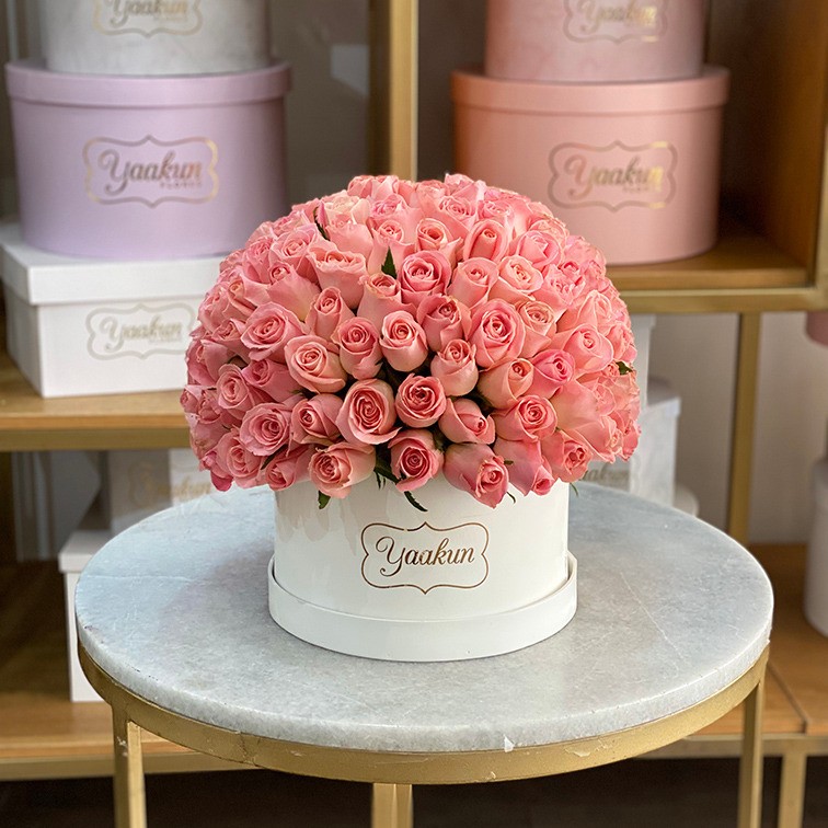 Caja circular chica de madera con 150 rosas hermosas