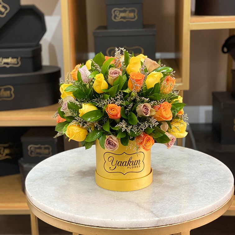 Caja circular chica dorada esfera de 40 rosas amarilla , naranja y nude con ruscus y limonium