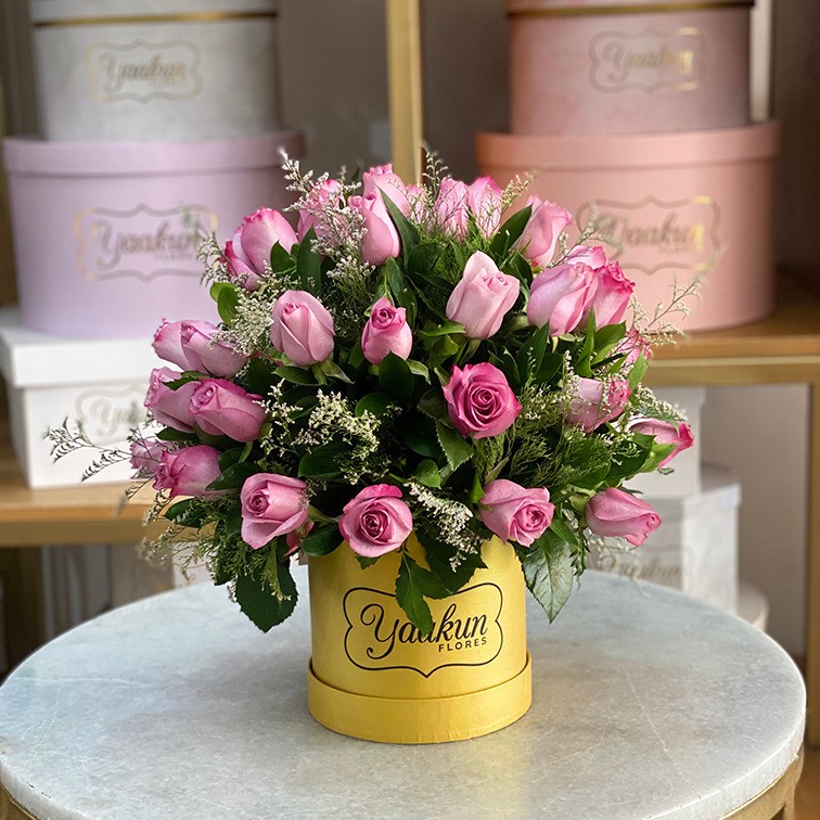 Caja circular chica dorada esfera de 40 rosas lila con ruscus y limonium