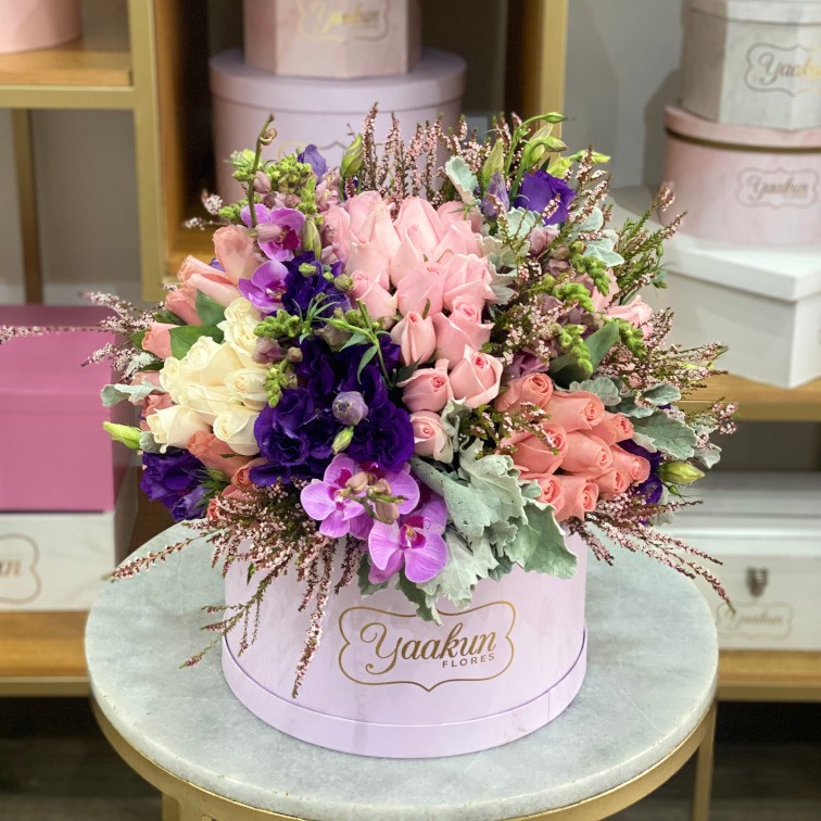 Caja circular lila con tonos rosas morados armonia