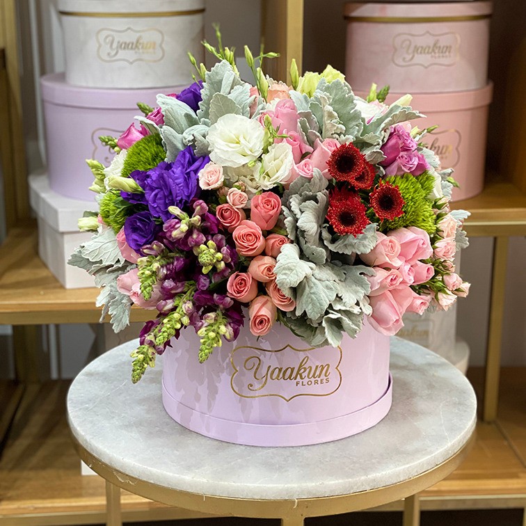 Caja circular lila rosas, lisianthus y follajes