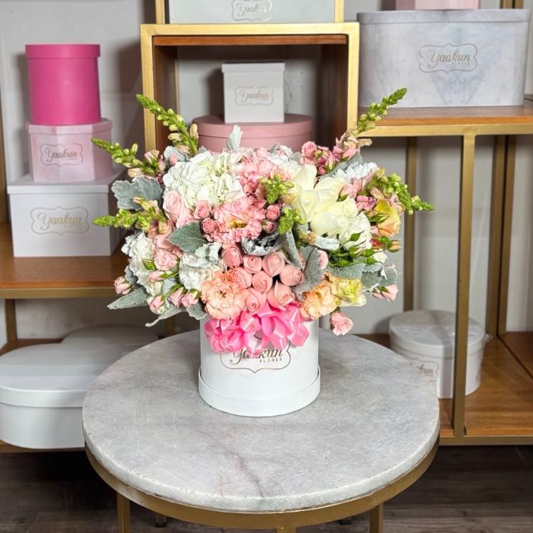 Caja circular mini blanca en tonos blancos y rositas