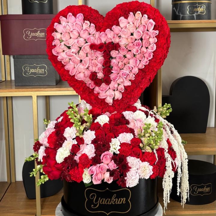 Caja circular negra c mi corazón con 350 rosas en tonos rojo y rosita