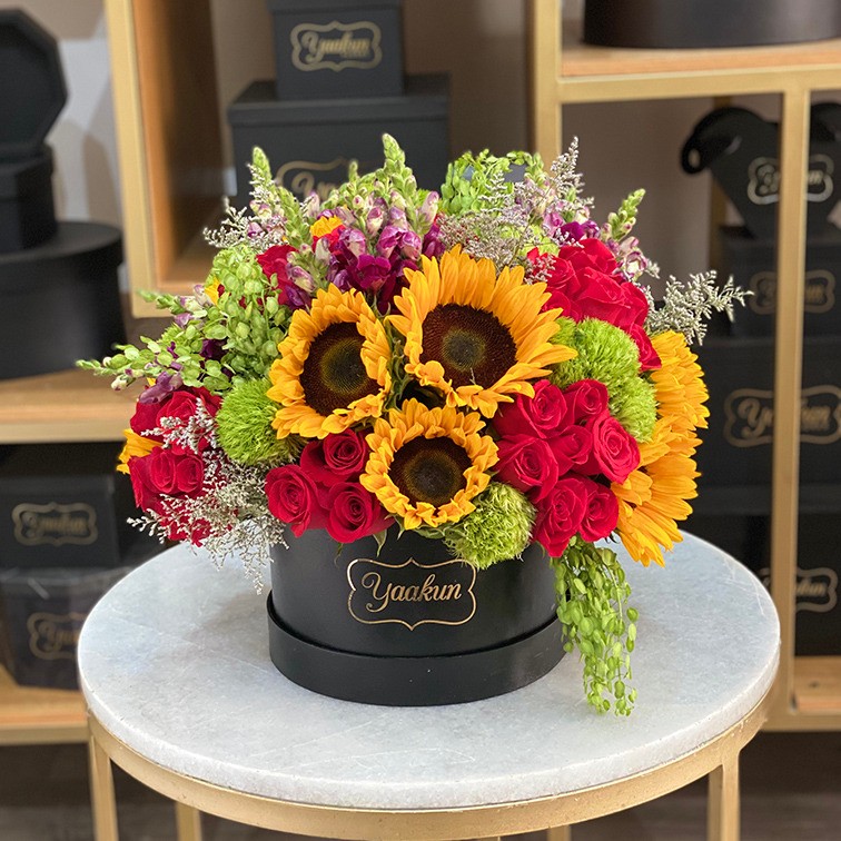 Caja circular negra chica girasoles & rosas rojas