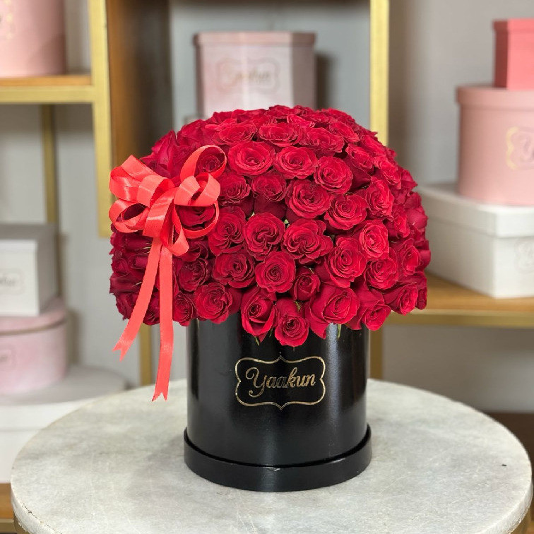 Caja circular negra con 120 rosas rojas