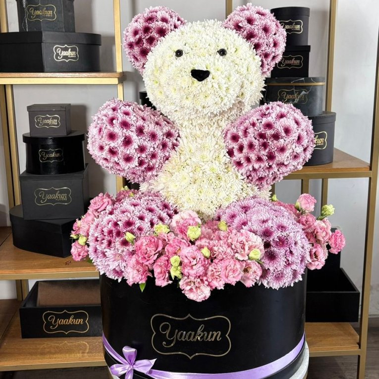 Caja circular negra con escultura de oso blanco con lila