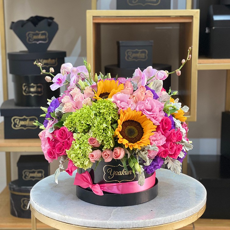 Caja circular negra encanto primavera orquídeas