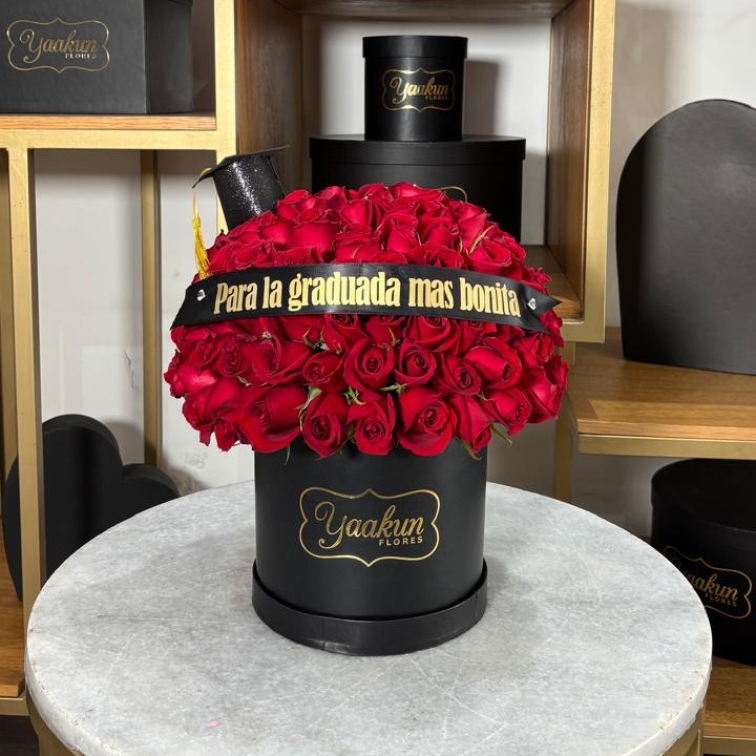 Caja circular negras con 120 rosas rojas para la graduada más bonita