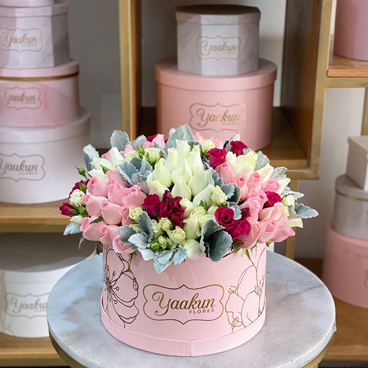 Caja circular rosa edicion especial con 75 rosas , baby rose y miller