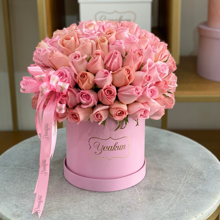 Caja circular rosita con 120 rosas en tonos rositas