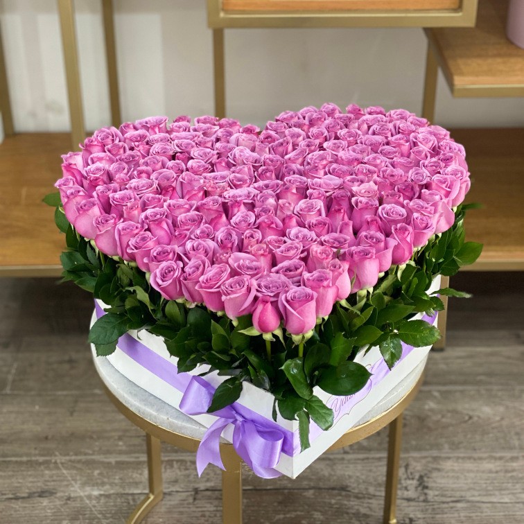 Caja corazón blanca con 200 rosas jardín lila