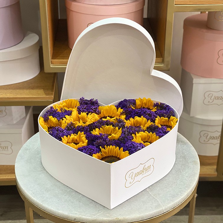 Caja corazón blanca c/t con girasoles y leticia morada