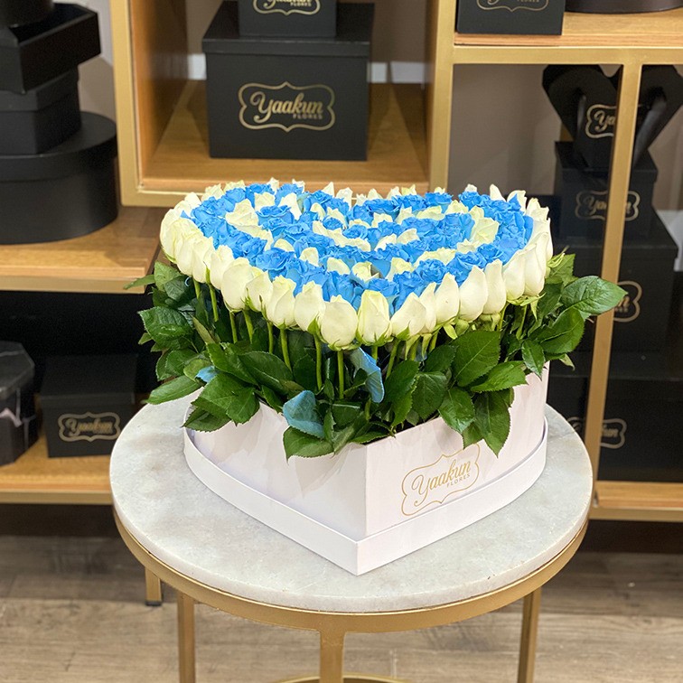 Caja corazón blanca c/t, 100 rosas azul y blanco jardín