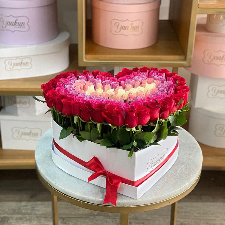 Caja corazón blanca c/t 100 rosas degrade jardín