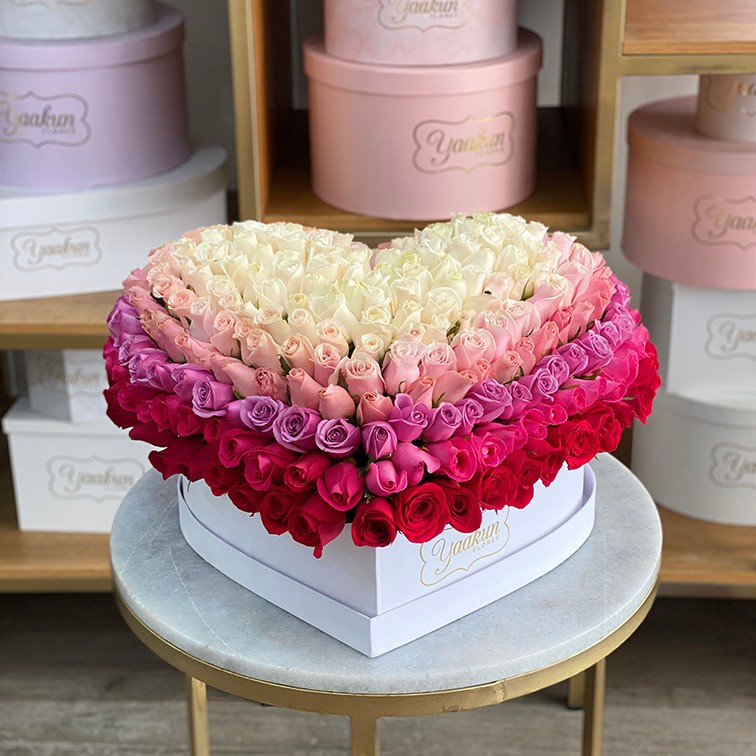 Caja corazón blanca c/t 225 rosas degrade