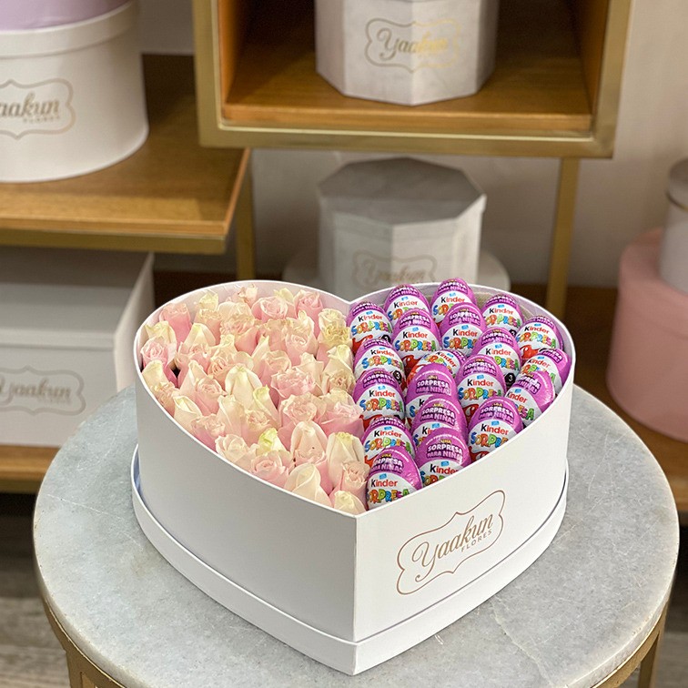 Caja corazón blanca c/t 50 rosas rositas & huevitos corazón tierno