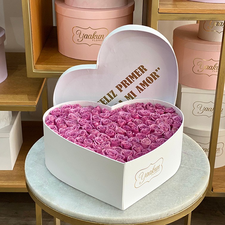 Caja corazon blanca c/t de 100 rosas en tono lila
