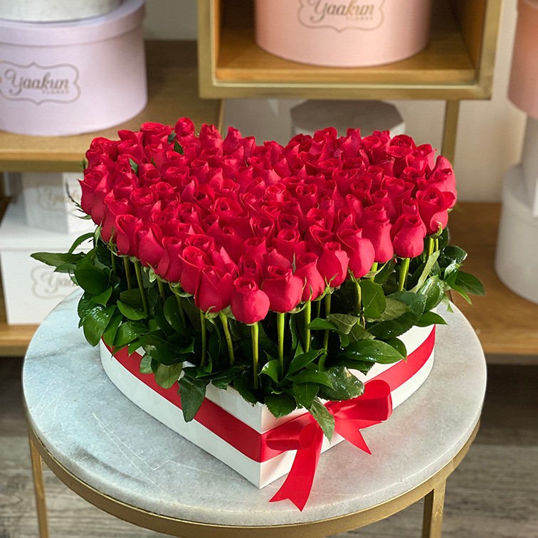 Caja corazón blanca s/t 100 rosas rojas garden